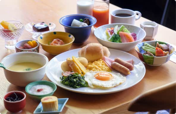 バイキングの朝食が並んでいます。